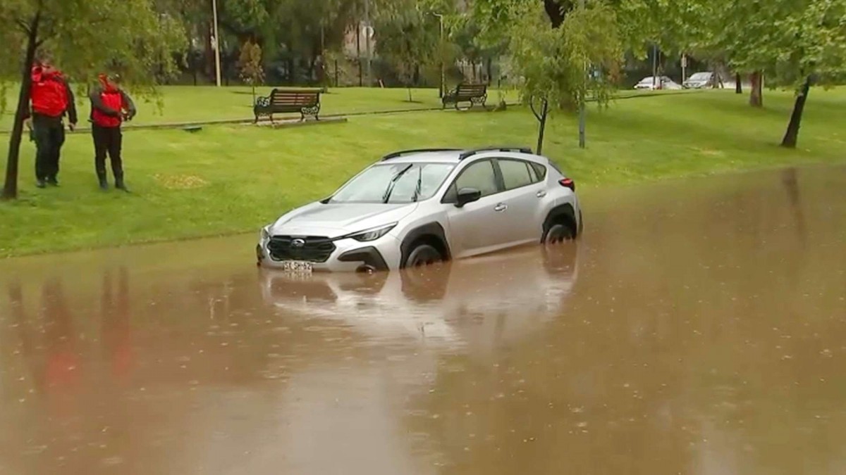 Vehículo atrapado en Las Condes por lluvias