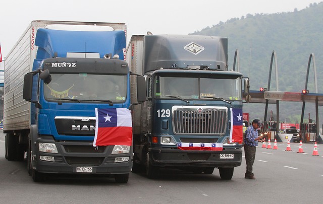 Camioneros en reunión sobre alza de combustibles