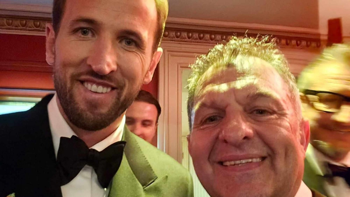 Aníbal Mosa entrega pin a Harry Kane en la gala del Balón de Oro 2026