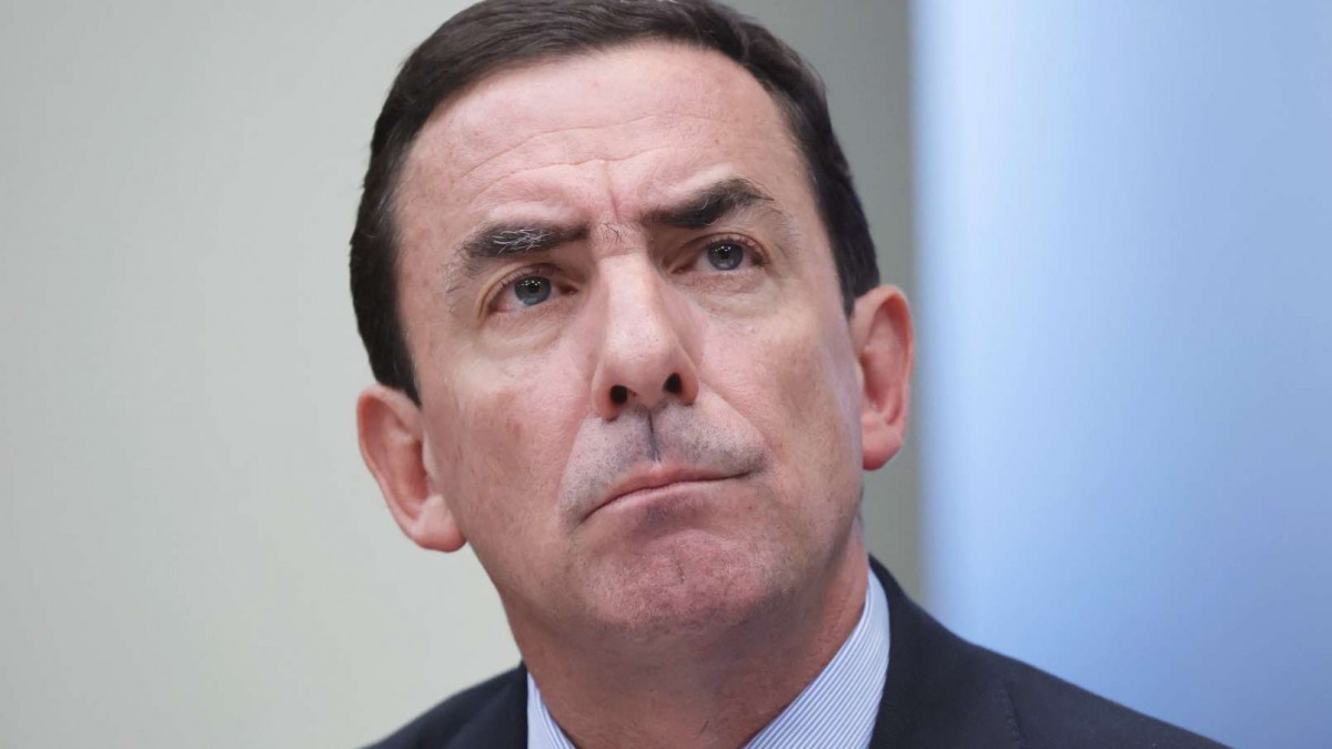 Ministro de Justicia Fernando Rabat en sesión especial.
