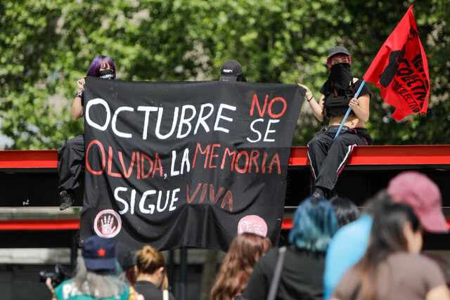Despliegue policial en Plaza Italia durante conmemoración del estallido social
